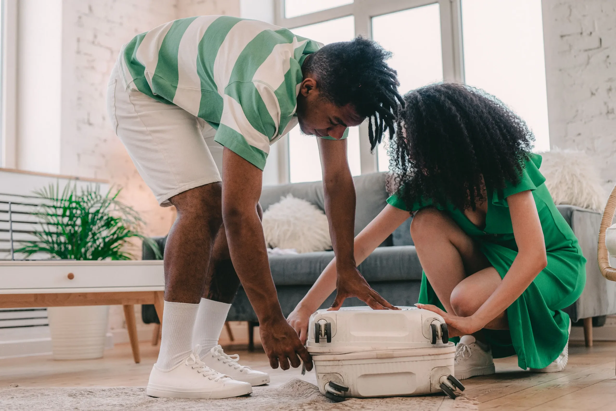 Voyageurs s’installant dans leur location Airbnb