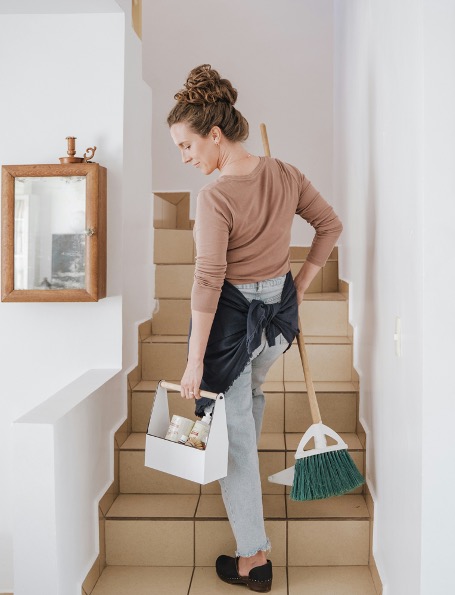 femme de ménage airbnb professionnelle - matériel de nettoyage, produits ménagers