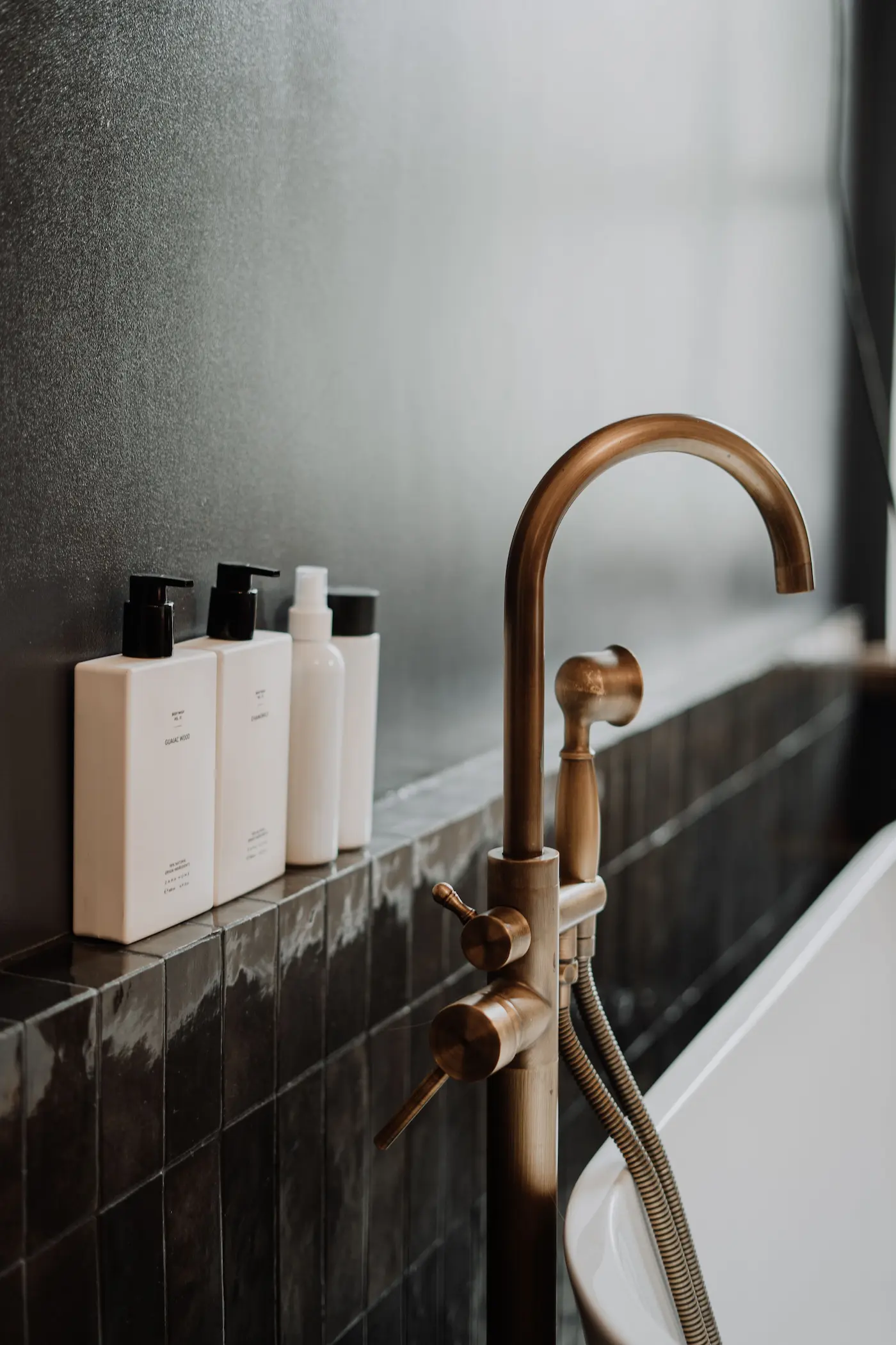 Produits daccueil Airbnb disposés sur une baignoire