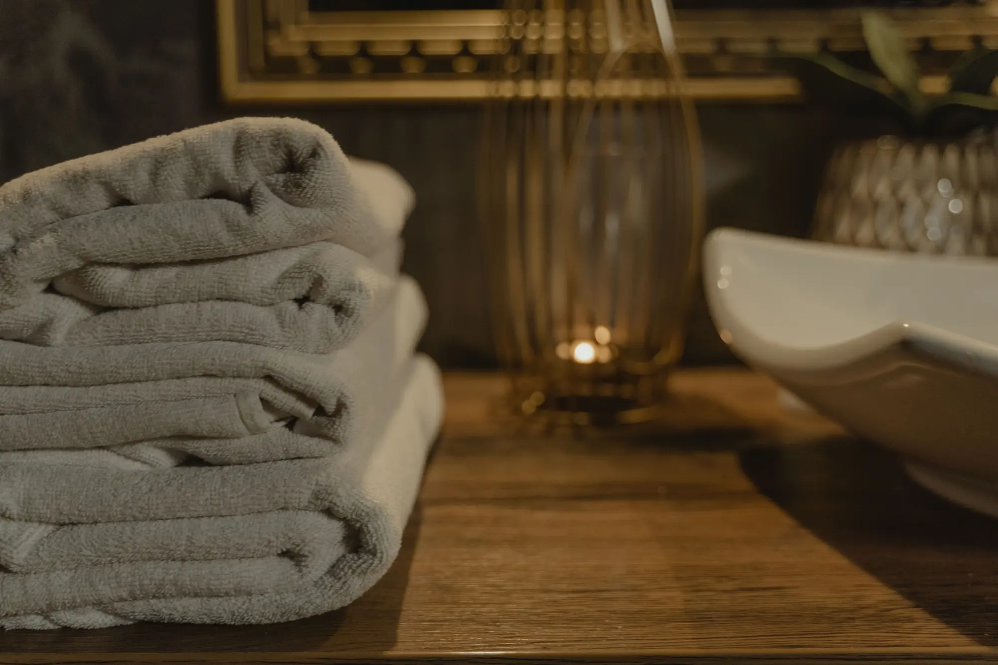 Serviettes propres préparées dans une salle de bain