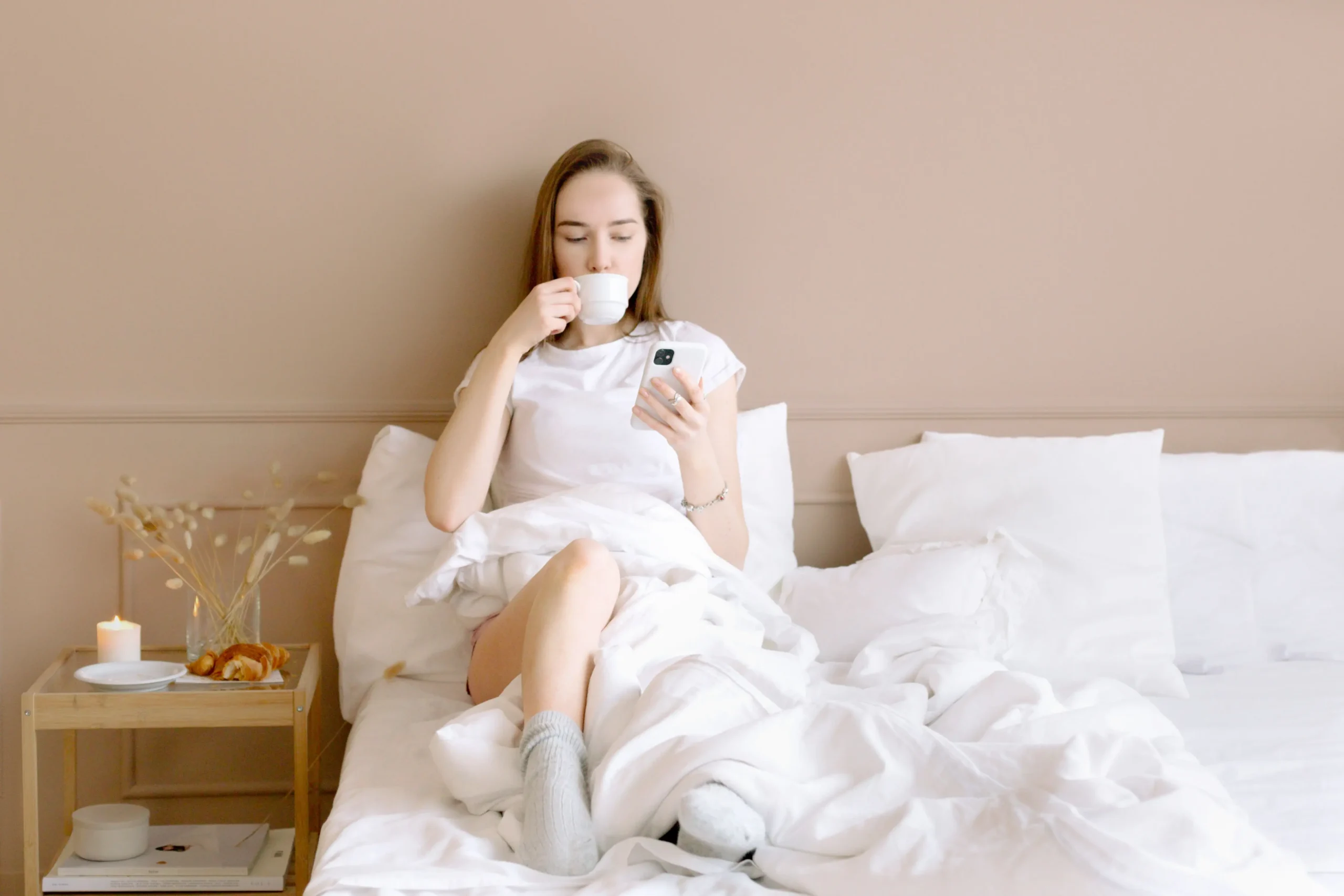 Voyageuse savourant un café dans son logement Airbnb avec les produits d'accueil Cleanyz