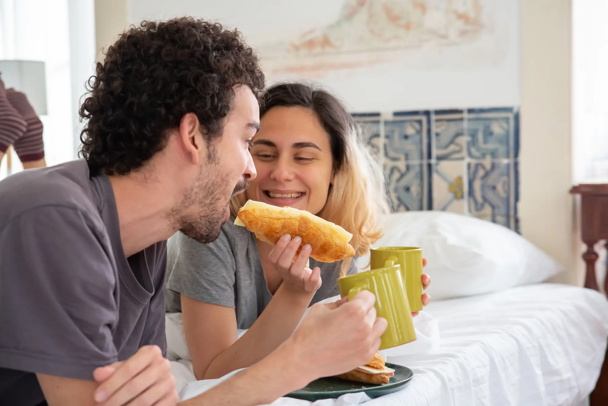 Voyageurs prenant leur petit-déjeuner dans un logement Airbnb